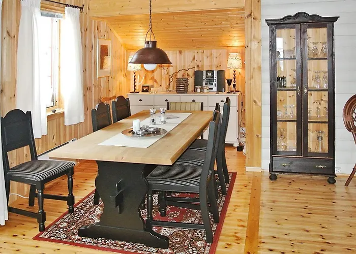 11 Person In Edland Vågsli